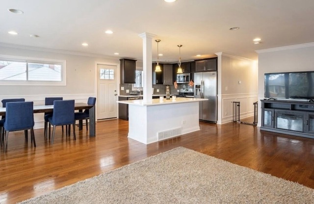 Gorgeous 5-bedroom home w/ POOL & Vehicle rental