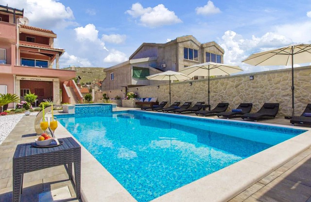 Gorgeous apartment in Grebastica