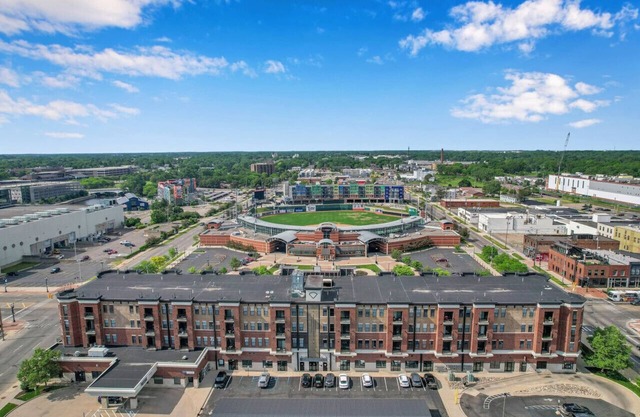Gorgeous Apt w/Balcony - Walk to Stadium & Lansing Center