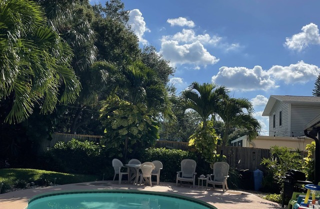 Gorgeous Beach town-Tropical Private heated Pool & Tiki Lanai Close to Beaches!