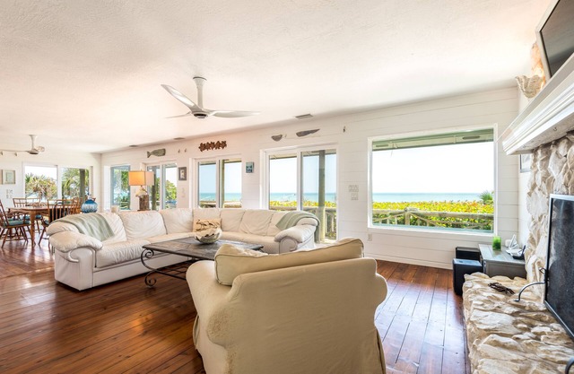 Gorgeous Beach Villa, with Private Access to Beach