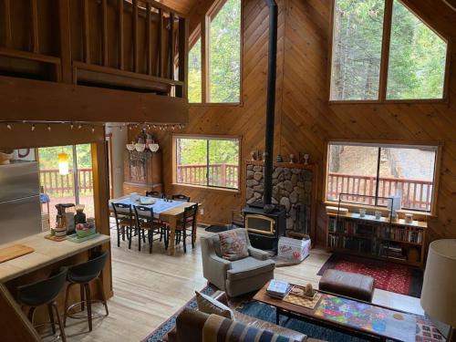 Gorgeous cabin in BLS with EV Chgr, Pool Access and Gameroom