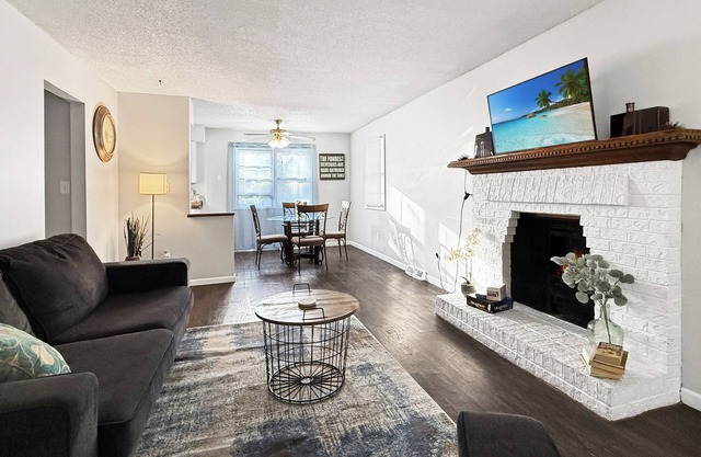 Gorgeous Clive Charmer, Near Shops, Trails & More!