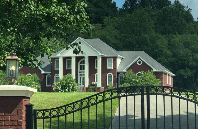 Gorgeous gated home - perfect for family gathering, retreats, weddings & events