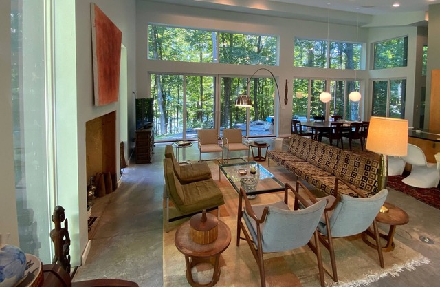 Gorgeous Glass 3 Bedroom, 2 Bath Riverfront Home