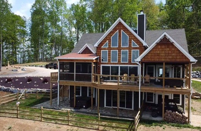 GORGEOUS home 8 mi from VMI & W&L, 5 bedrooms with VIEWS of House mountain