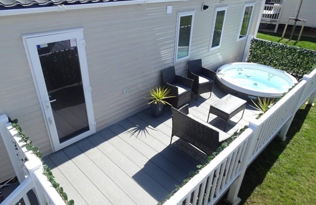 Gorgeous Home from Home Luxury 8 Berth Lodge with Sunken Hot Tub