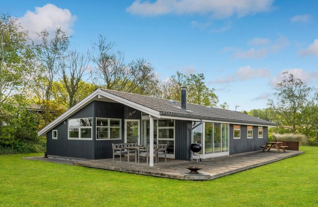 Gorgeous home in Allingåbro with WiFi