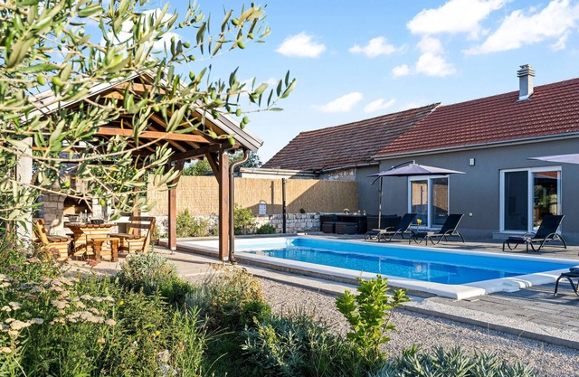 Gorgeous home in Drinovci with WiFi