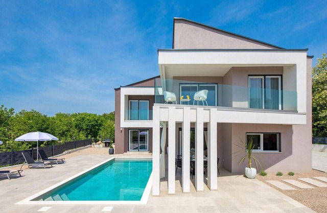 Gorgeous home in Garica