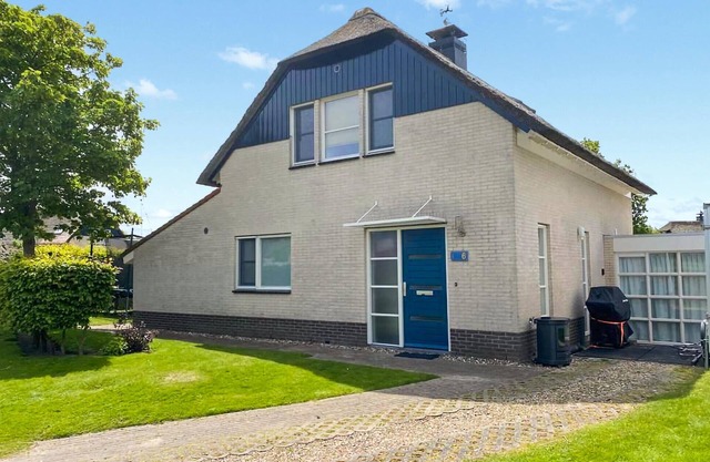 Gorgeous home in Makkum with kitchen