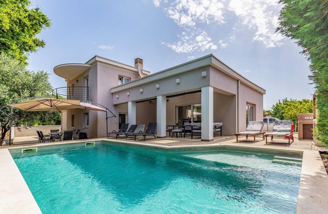 Gorgeous home in Sisan with kitchen