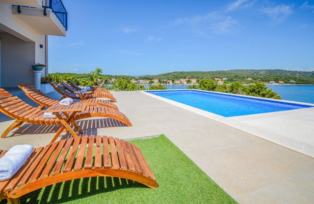 Gorgeous home in Veli Rat with WiFi