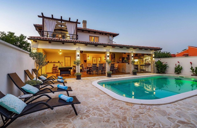 Gorgeous home in Zaton with WiFi