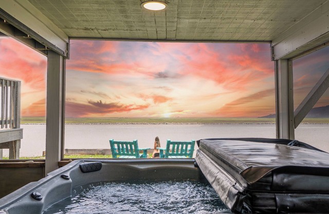 Gorgeous Home on Sargent Beach & ICW! w/Screen Porch & Hot Tub