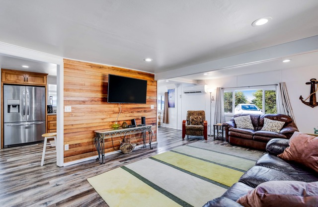 Gorgeous home overlooking the bay near a boat launch - dog-friendly