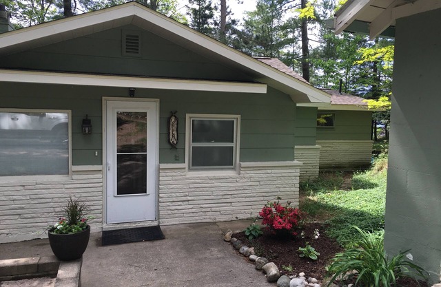 Gorgeous Lakefront Cottage! The perfect "Up-North" getaway!