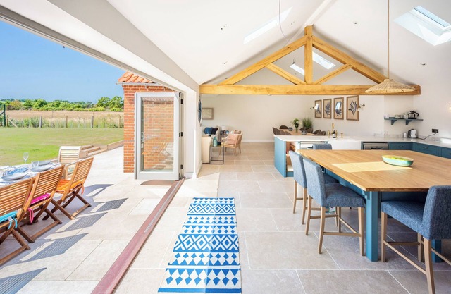 Gorgeous modern home, all on one level, close to shops, pubs and coastal path.