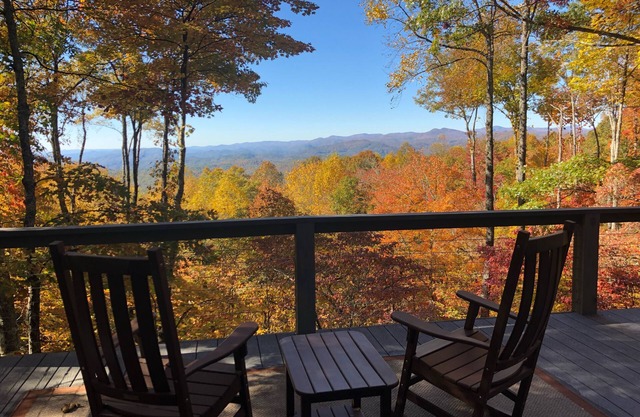 Gorgeous mountain home w/long range views and waterfall in Brevard!