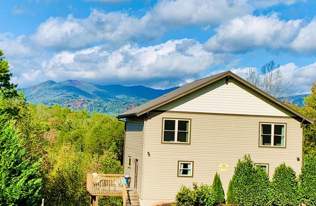 Gorgeous Mountain View, Duplex B, Dog Friendly, Fresh New Look