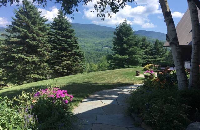 Gorgeous Mtn Home! views, easy access, hottub, close to all. Pets-hypo only