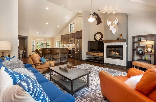 Gorgeous Mtn Mod Townhome: Walk to Peak 9 & Town! Private Hot Tub, All Kings!