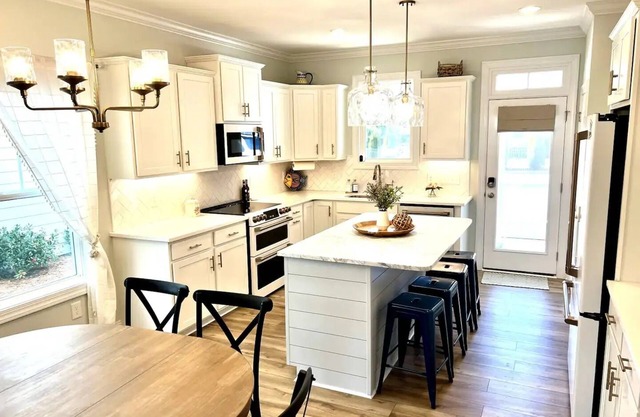 Gorgeous NEW 5-bed, 3.5-bath home next to Taylor's Creek!