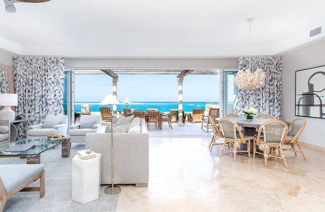 Gorgeous Oceanfront Penthouse Suite! Concierge Service Available!
