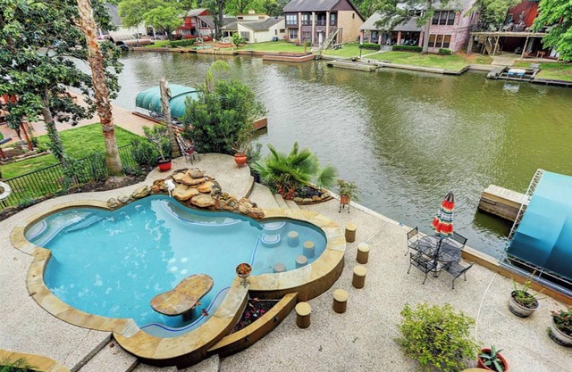 Gorgeous Private Oasis with Lakefront View, NEW LISTING