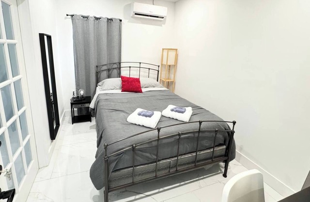 Gorgeous Private Room, Near the Airport - Free Parking