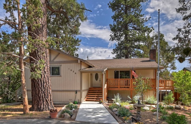 Gorgeous rental, new listing !!! Sleeps up to10, great location, GAME ROOM, FUN!