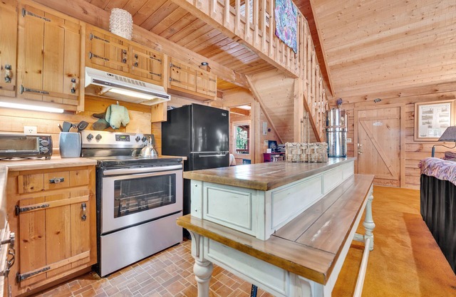 Gorgeous Rustic Cabin in Mountains-4 bdrm. W/ Fireplace