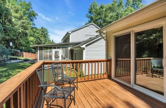 Gorgeous S. Nash Home! 16 min. from Downtown! Super Fast Wi-Fi! Cook's Kitchen!n