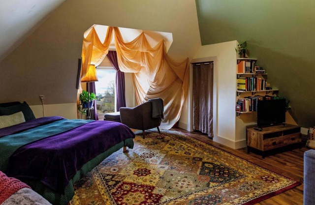 Gorgeous Top Floor Apt w/Lake View near Downtown!