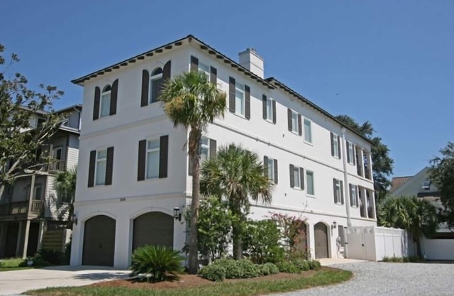 Gorgeous Upscale Villa, Short Walk to Beach and Pier!