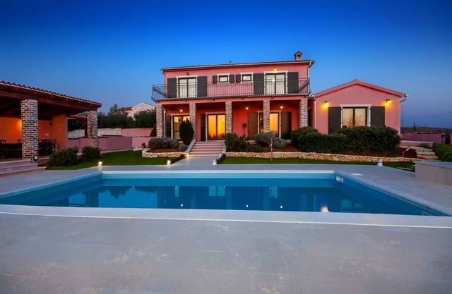 Gorgeous villa in Pinezići with private pool