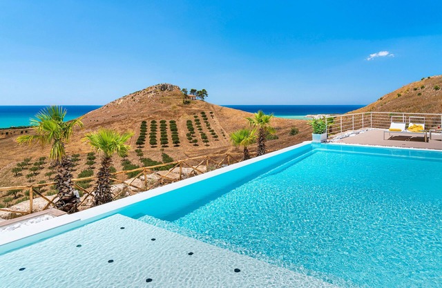 Gorgeous villa with pool and sea view in Bovo Marina
