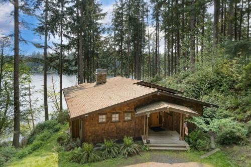 Goss Lake Chalet by AvantStay Lakefront w Dock Fire Pit Outdoor Dining Area