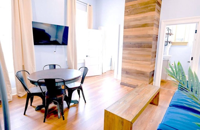 Governors Apartment - 2 bedroom - Steps to FQ