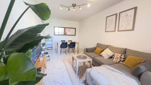 Grand 2 pièces avec grande terrasse à 15mn Centre-ville, Gare et Promenade des Anglais