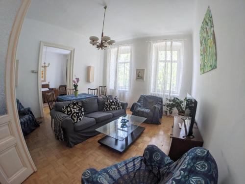 Grand, Central 2BR Apartment