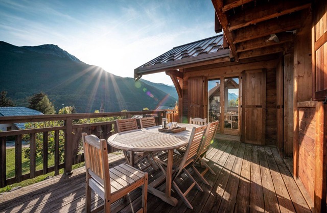 Grand Chalet Hibou close to the slopes with fantastic views