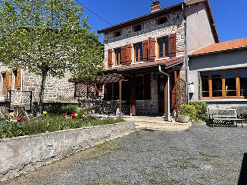 Grand gîte paisible à Laprugne avec animaux admis - FR-1-489-568