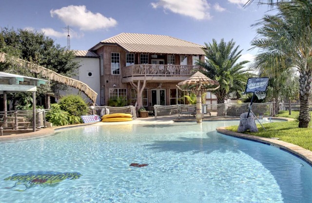 Grand Lodge, Cloud Lane ,Large house sleeps 20. Pool and River access.