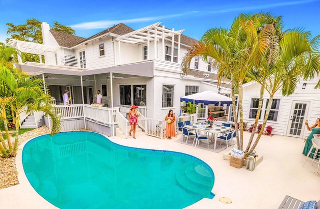 Grand Residence | Heated Pool | Beach Proximity | Emerald Key | RESlDENCES