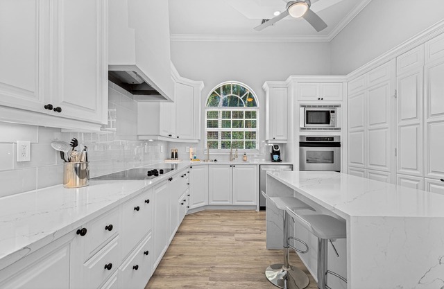 Grandiose home with tropical private pool area & jetted tub