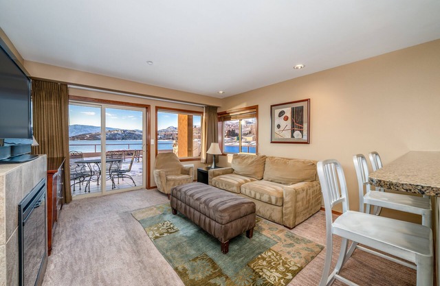 Grandview 518 Waterfront condo on Lake Chelan