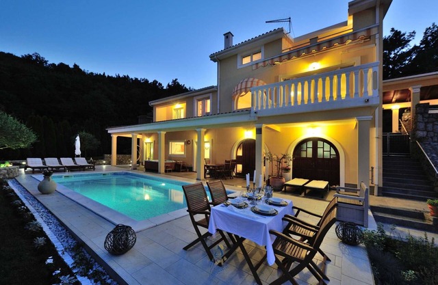 Great 2-BR villa for 4 with swimming pool above Opatija