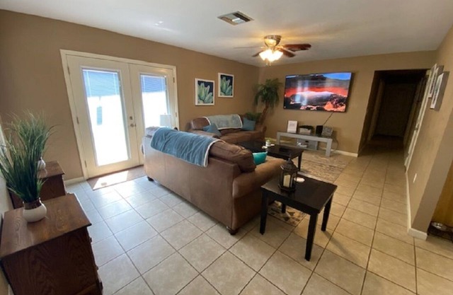 Great 3 Bedroom House! 1/4 mile to Rotary Park, Boat Ramp, Beaches, etc.