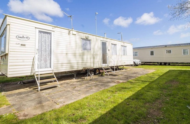 Great 8 berth caravan for hire at Southview Holiday Park in Skegness ref 33025E